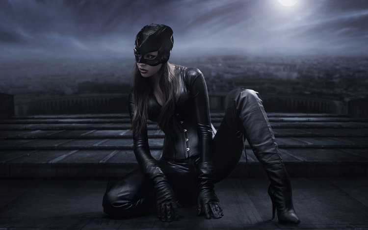 Женщина с кошкой