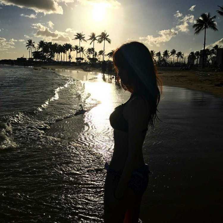 Девушка на ночном пляже