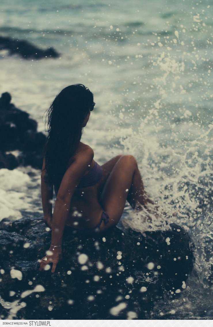 Девушка с черными волосами на море