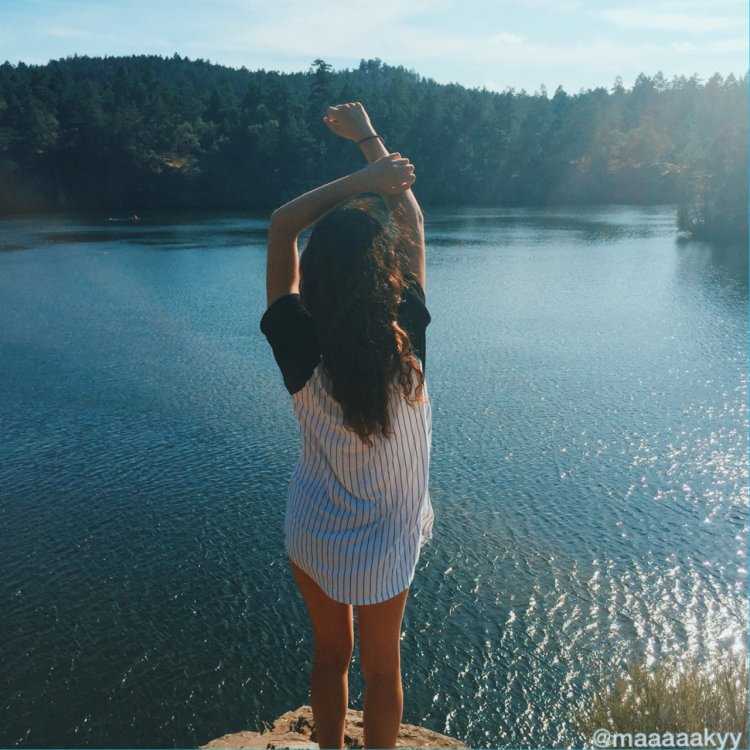 Девушка на речке со спины