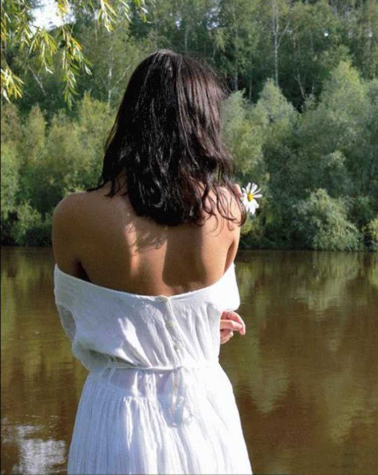 Брюнетка со спины на природе