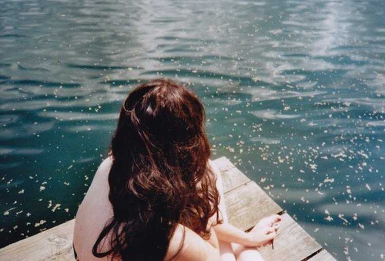 Девушка в воде со спины