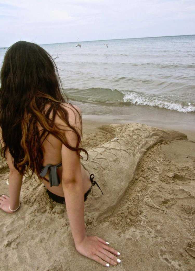 Девушка на пляже спиной