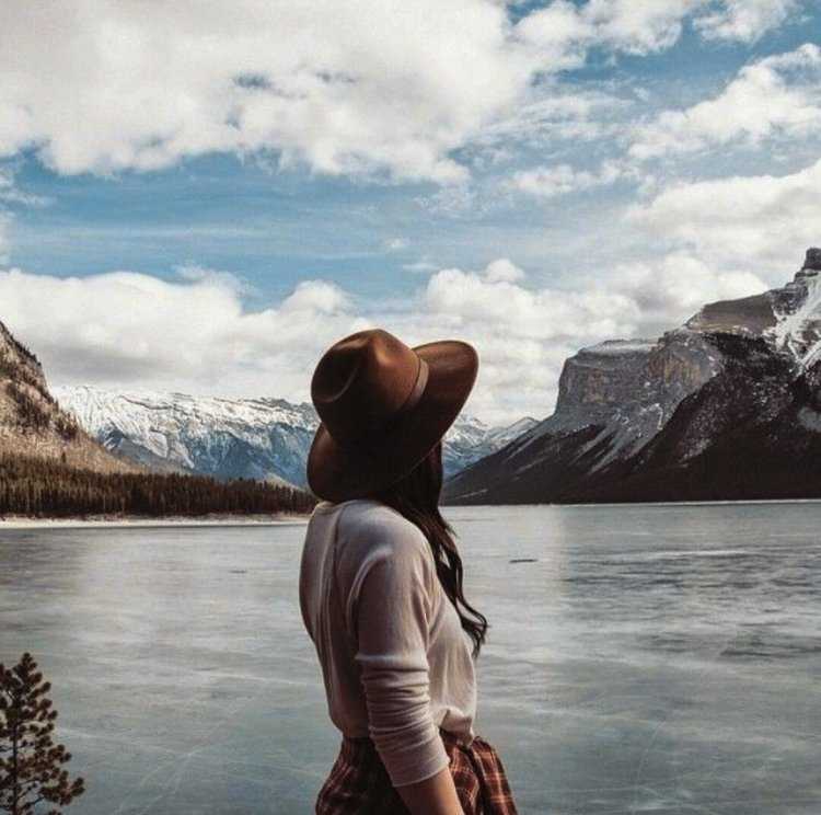 Девушка в горах со спины