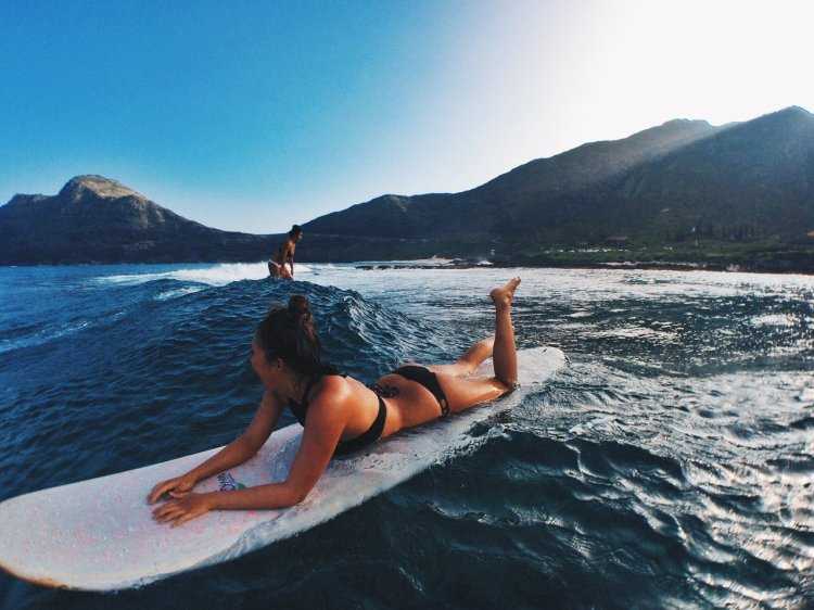 Девушка на озере со спины брюнетка71