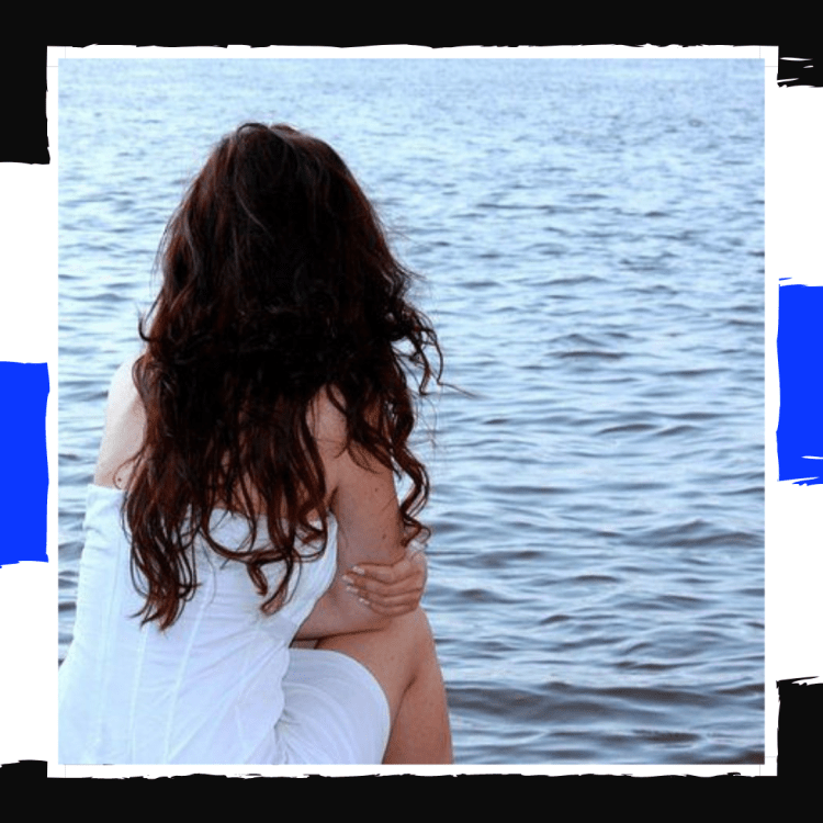 Девушка на озере со спины брюнетка20