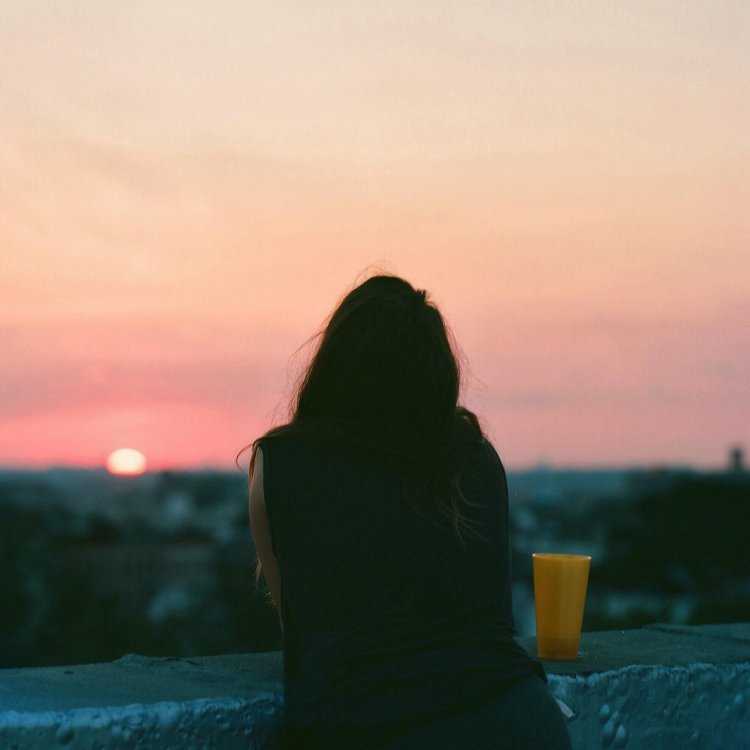 Полная девушка со спины