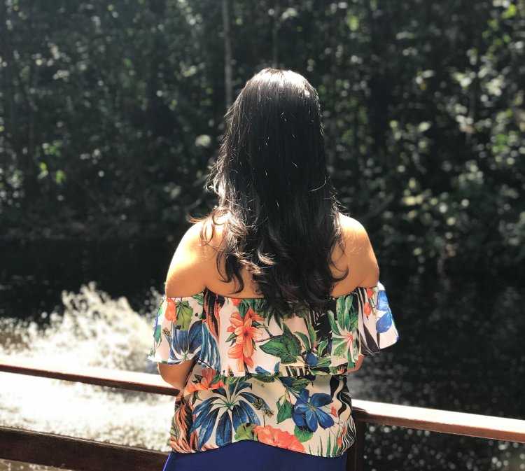 Полненькая брюнетка со спины