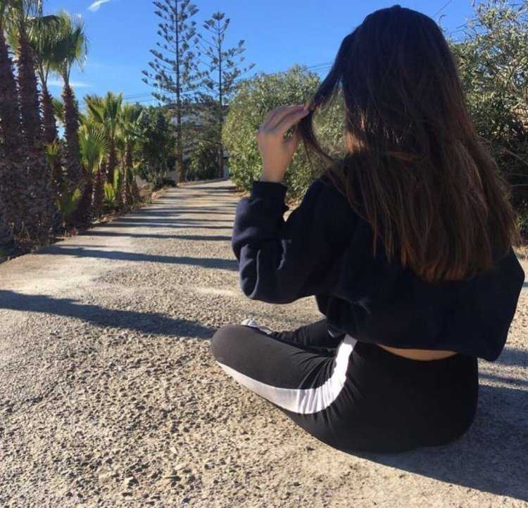 Брюнетка 17 лет со спины