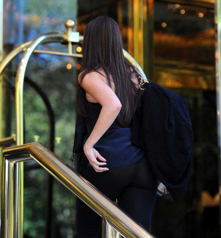 Брюнетка с боку