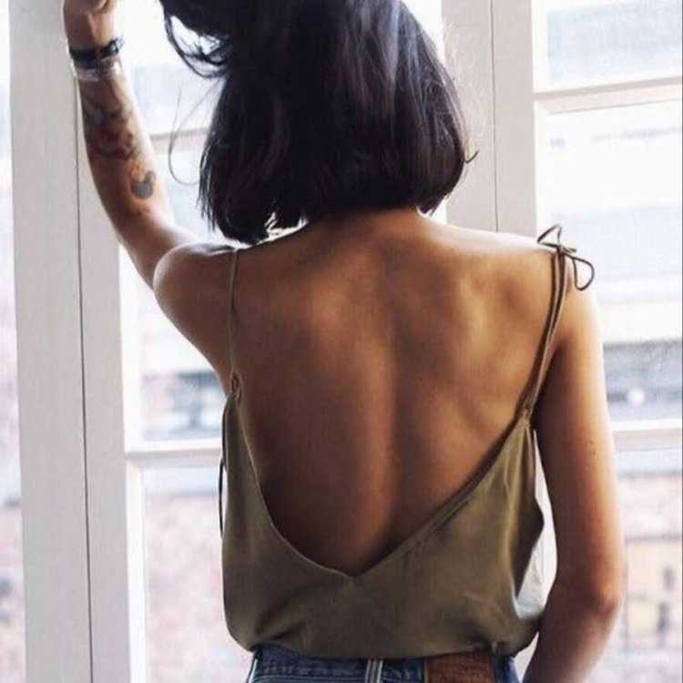 Девушка спиной брюнетка с короткой стрижкой21