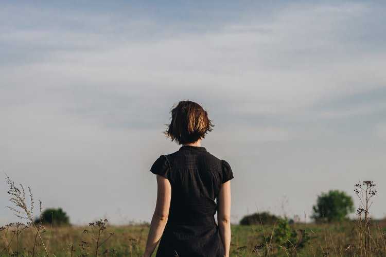 Девушка с каре со спины