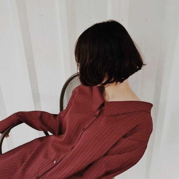 Брюнетка с каре со спины