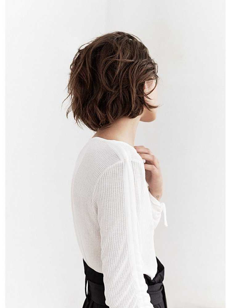 Альба Галоча с короткими волосами