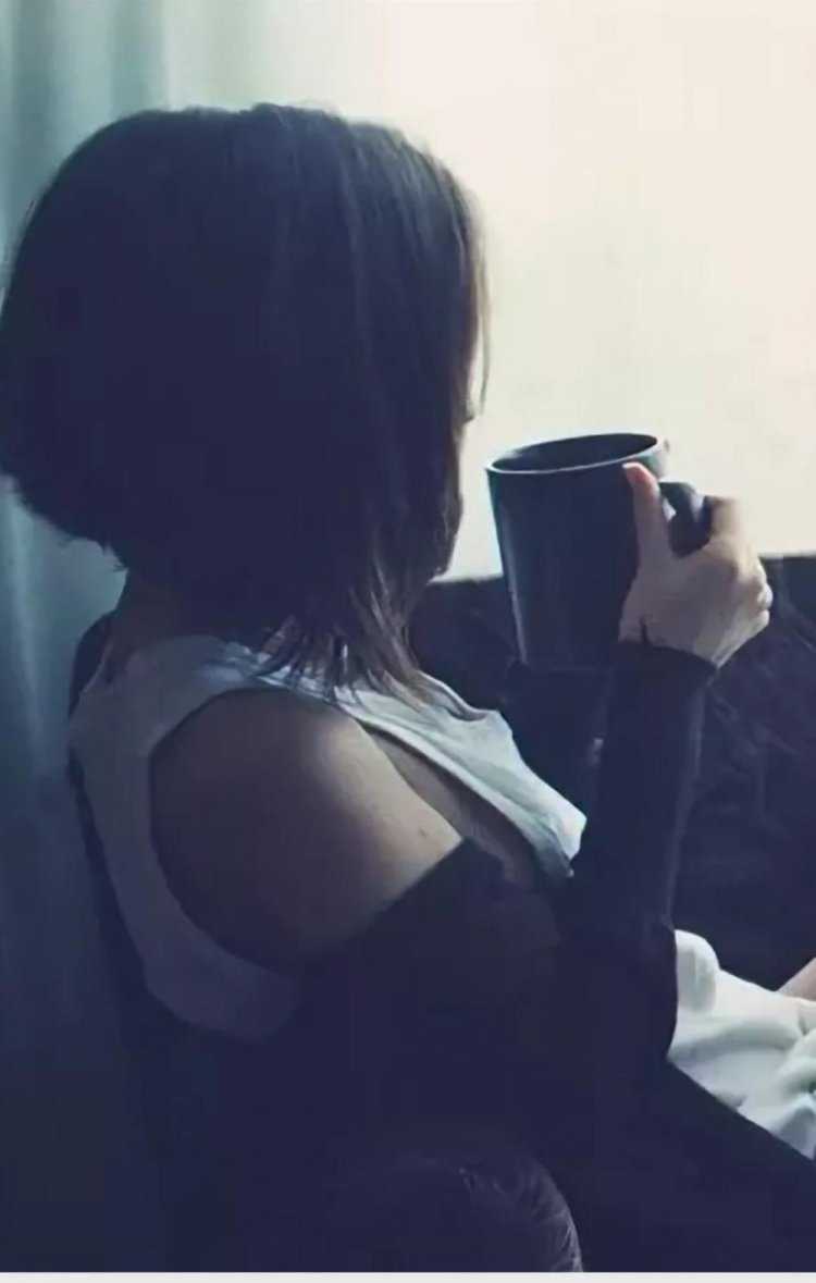 Брюнетка с каре со спины