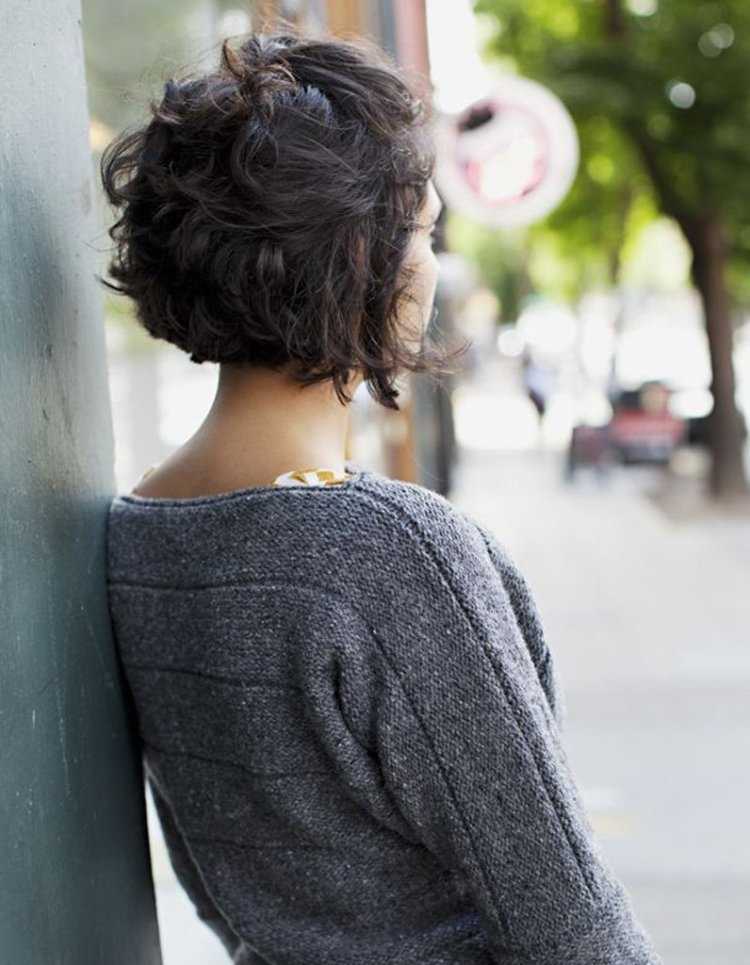 Девушка с короткими волосами со спины