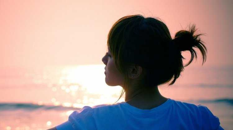 Девушка со спины брюнетка с короткими волосами