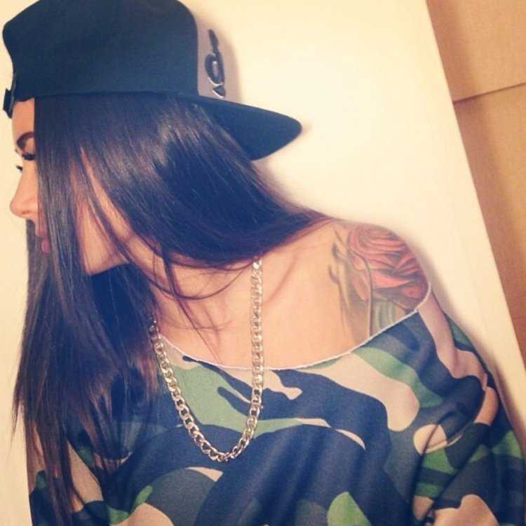 Брюнетка в бейсболке