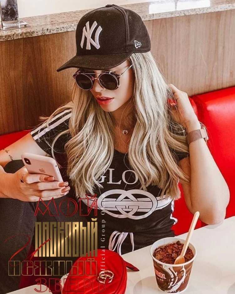 Девушка в бейсболке и очках