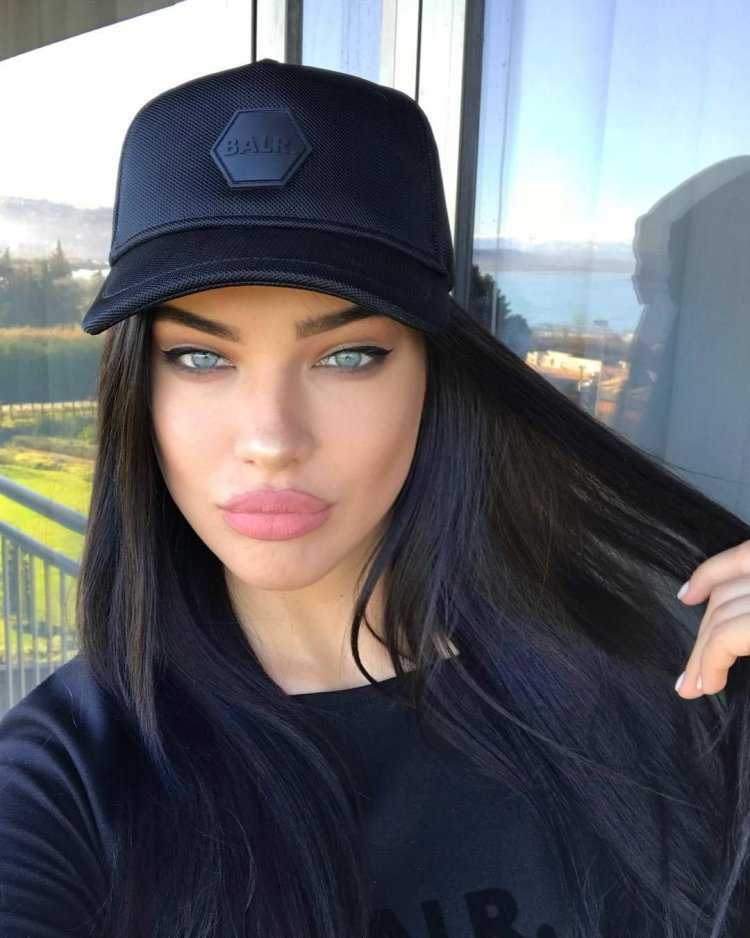 Адриана Лима в кепке