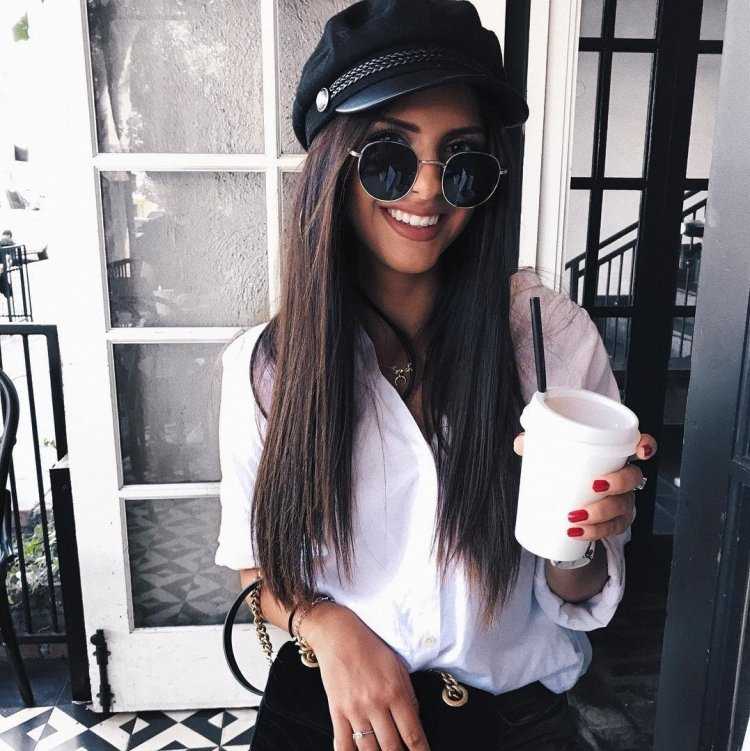 Крутая брюнетка