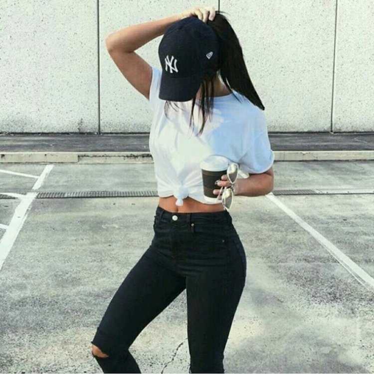 Спортивные брюнетки в бейсболке