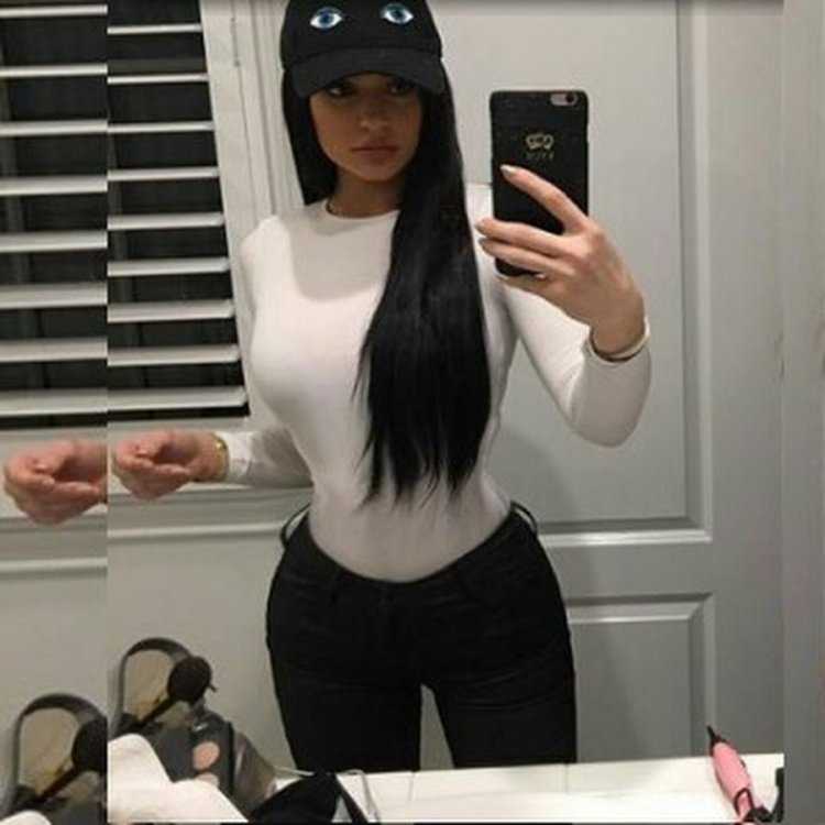 Кайли Дженнер с черными волосами