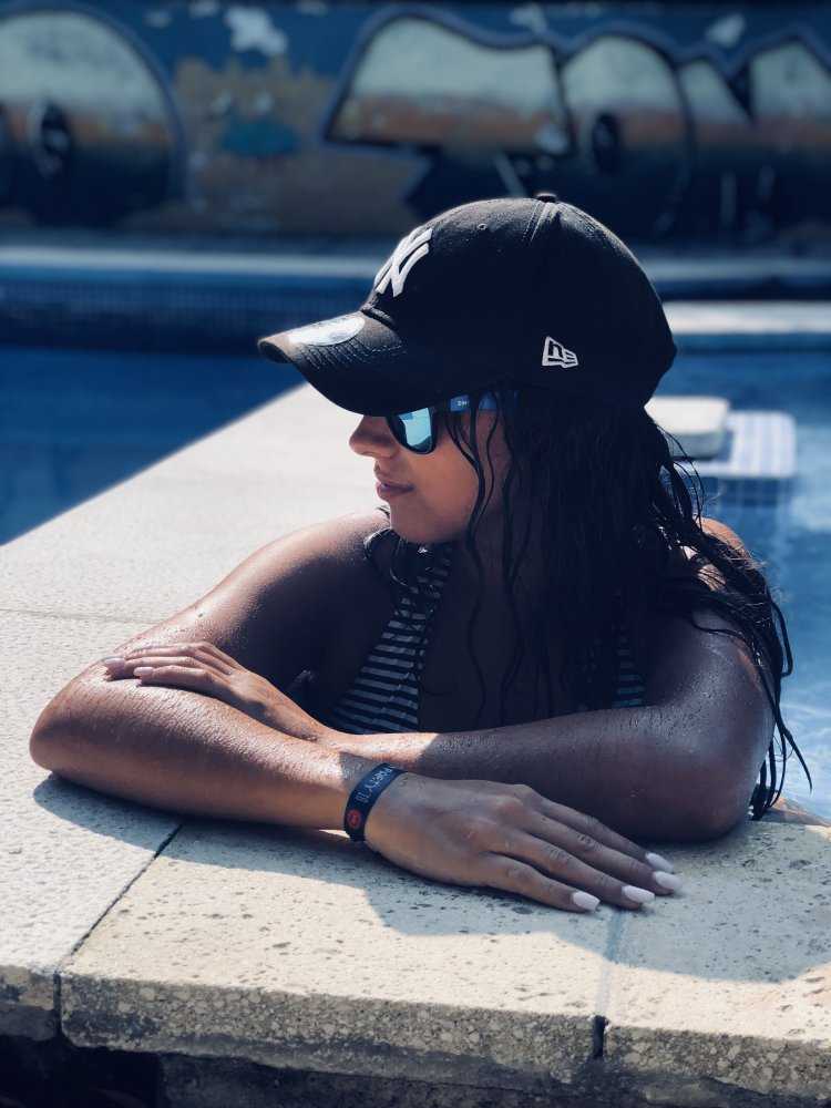 Красивая девушка в кепке