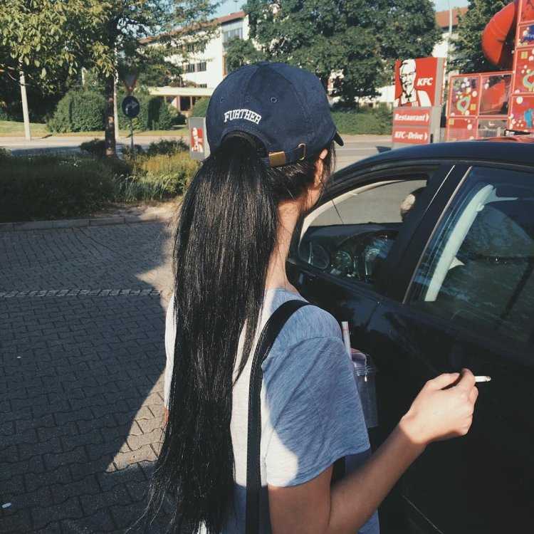 Брюнетка с длинными волосами в бейсболке