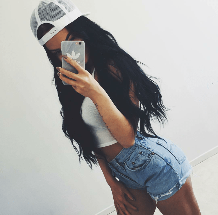 Брюнетки в кепке с длинными волосами