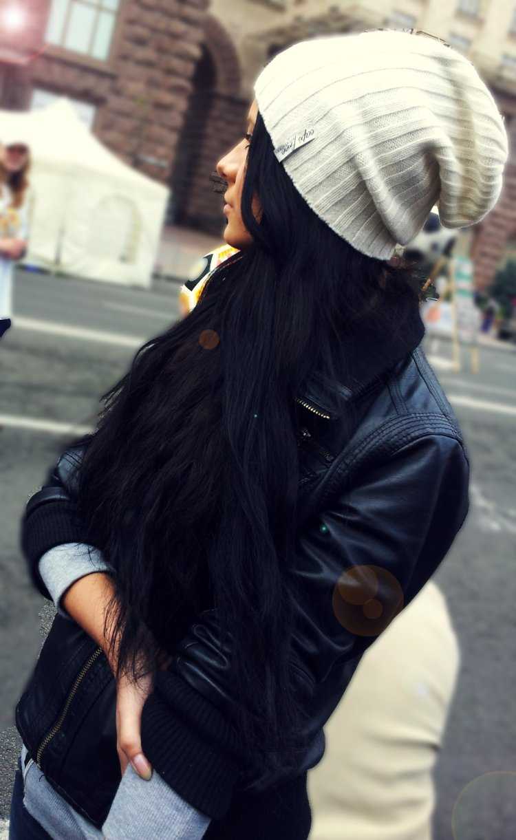 Брюнетка в шапке и куртке