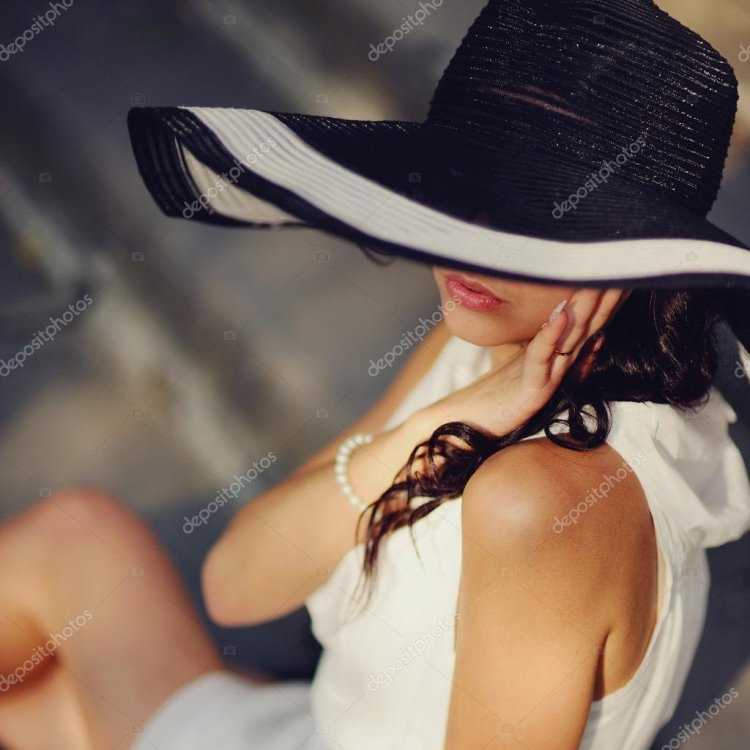 Девушка в шляпе со спины брюнетка63