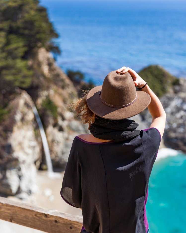 Девушка в шляпке со спины