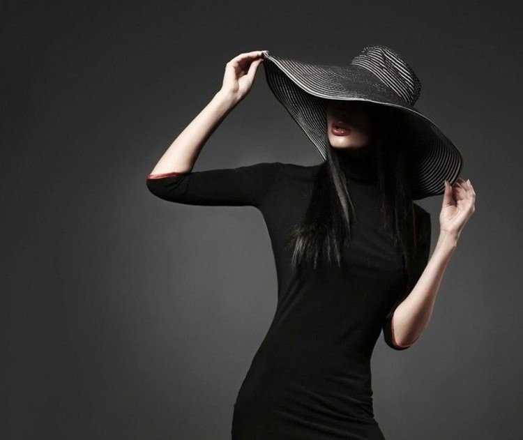 Девушка в черной шляпе