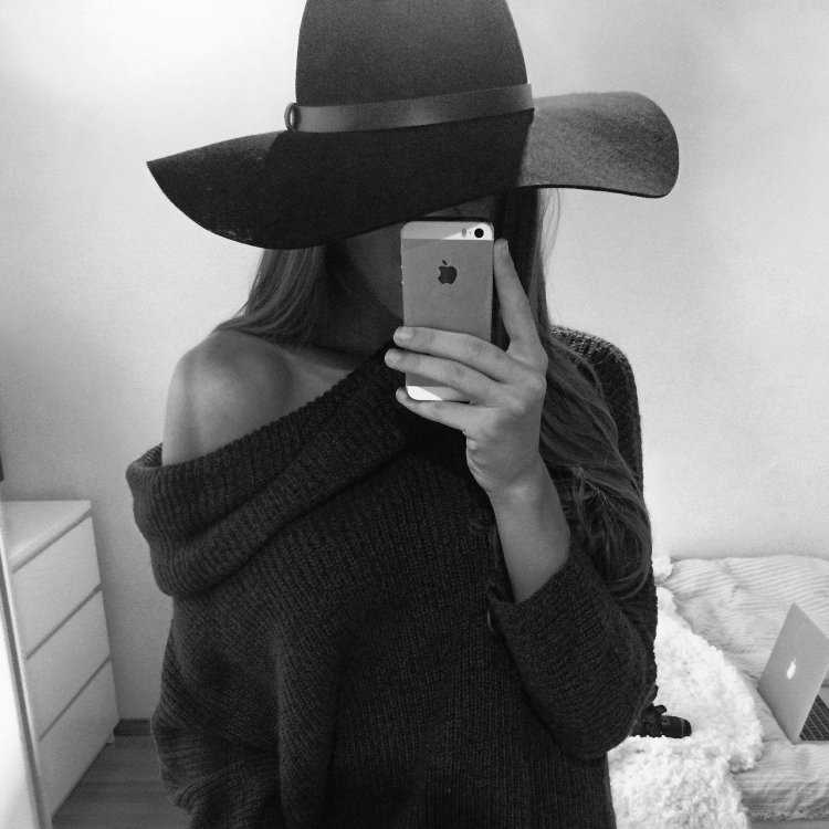 Девушка в шляпе без лица