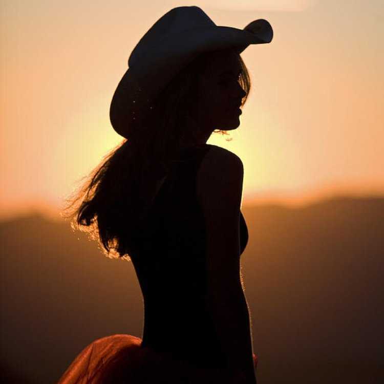 Девушка в шляпе со спины брюнетка72