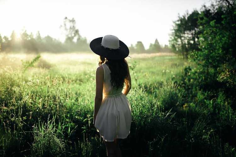 Девушка в шляпе на природе