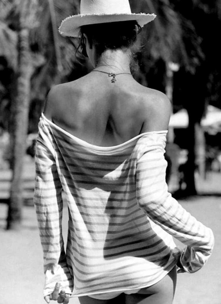 Женщина в шляпе со спины