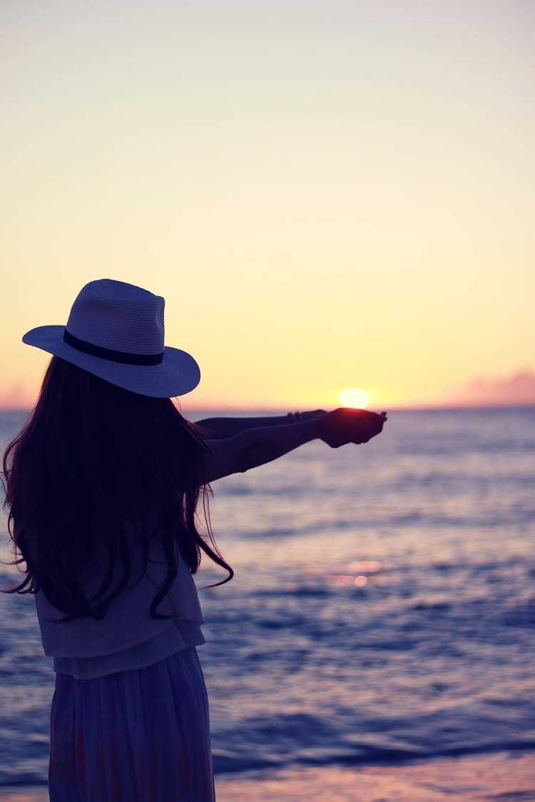 Брюнетка в шляпе на море