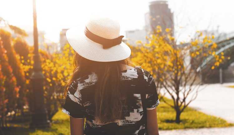 Шатенка в шляпе со спины