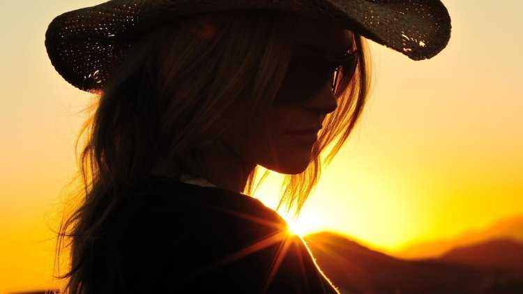 Девушка в шляпе на закате