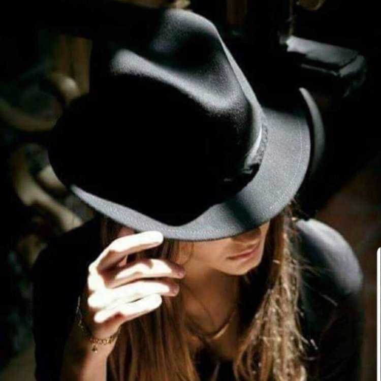 Девушка в шляпе со спины брюнетка46