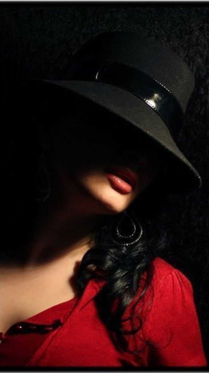 Девушка в шляпе не видно лица