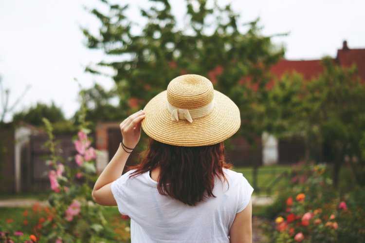 Девушка в шляпе со спины брюнетка1