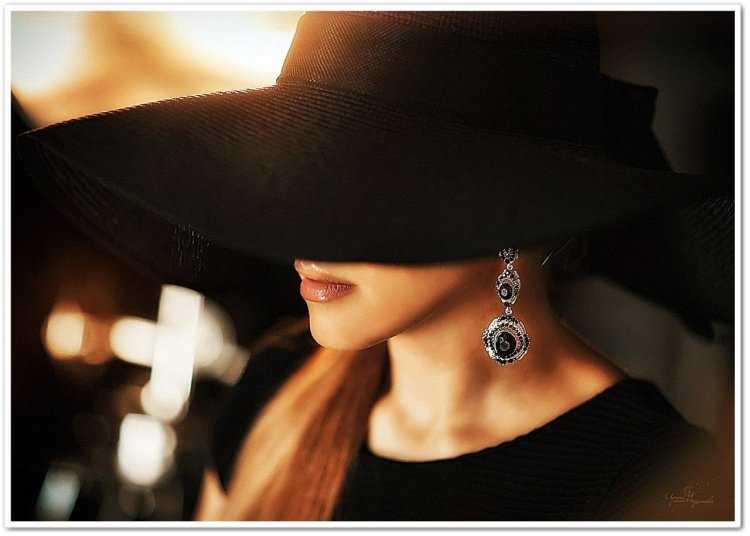 Уходящая женщина в шляпе