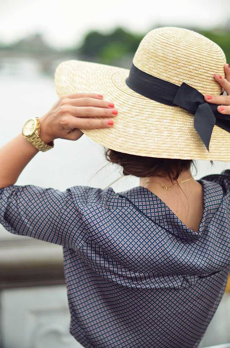 Девушка в шляпке со спины