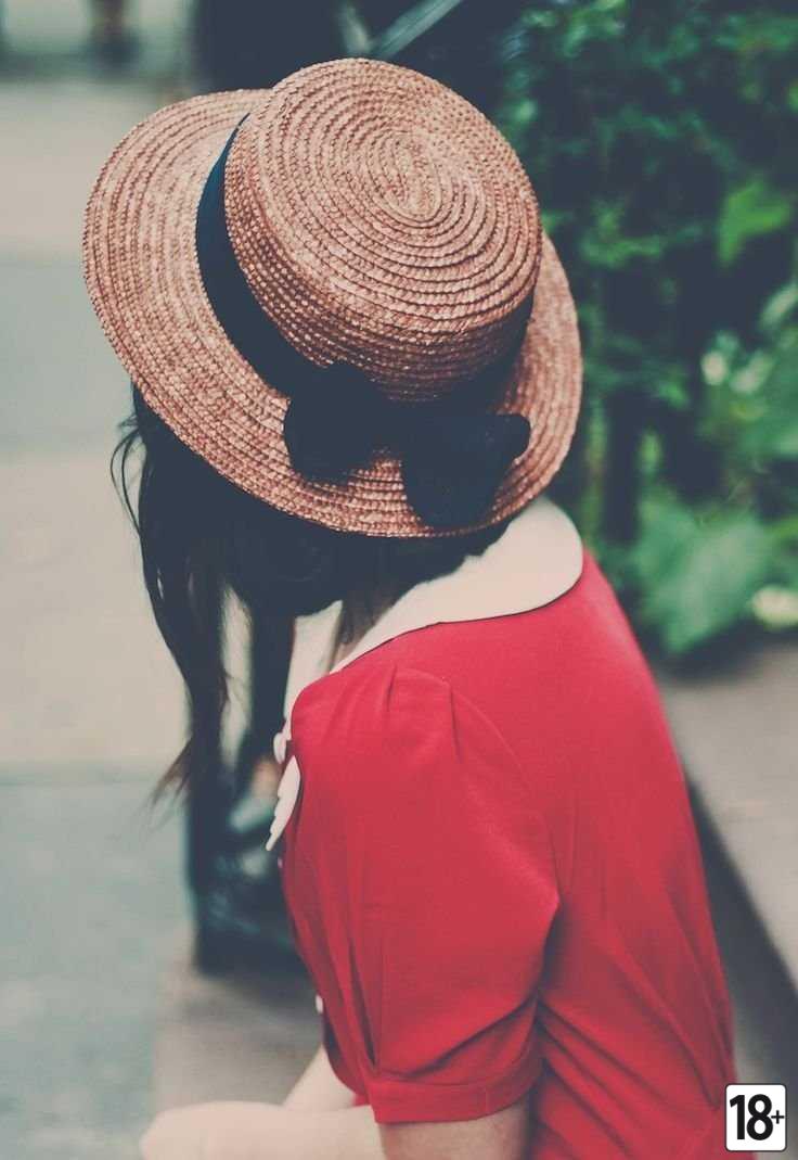 Девушка в шляпе со спины