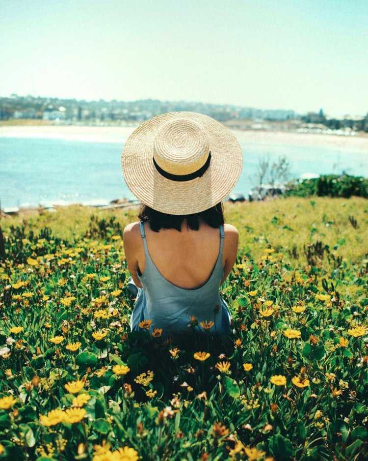 Девушка в соломенной шляпе со спины