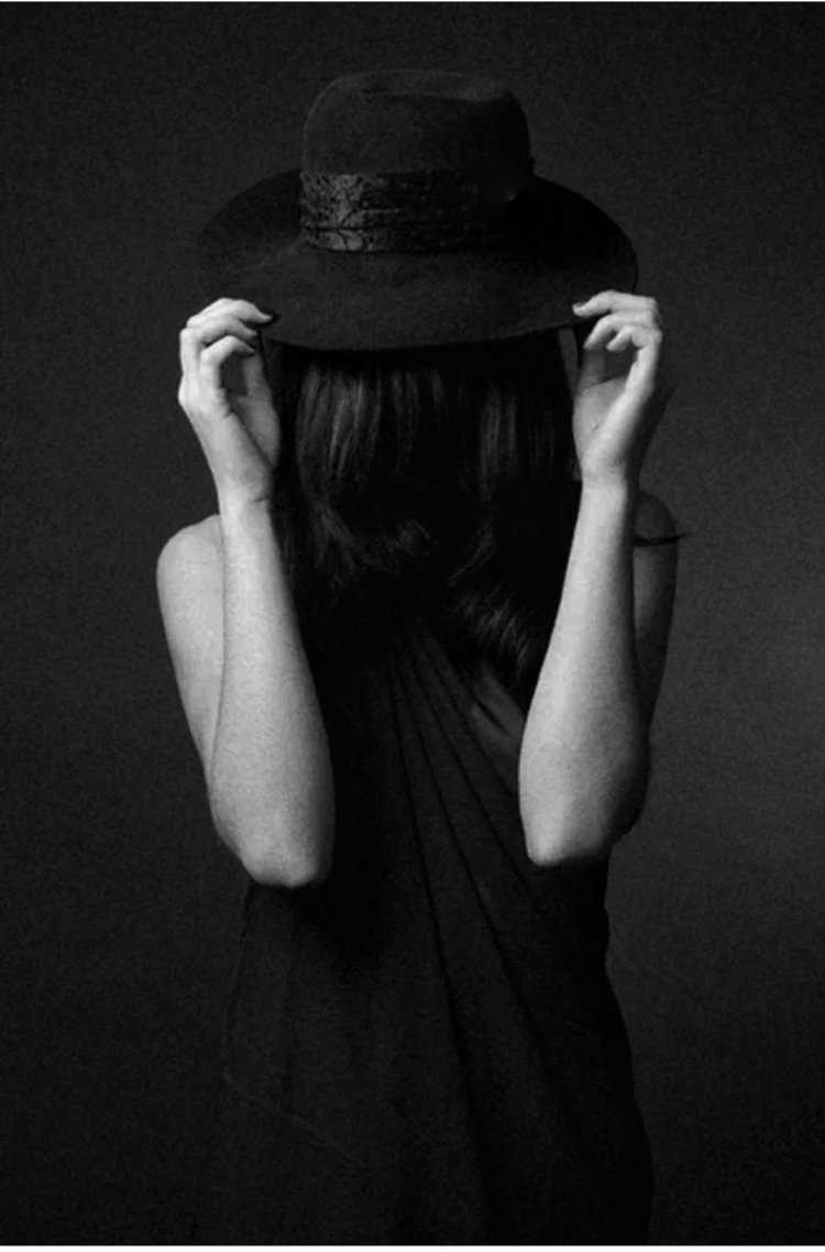 Женшина с Закритом лицо