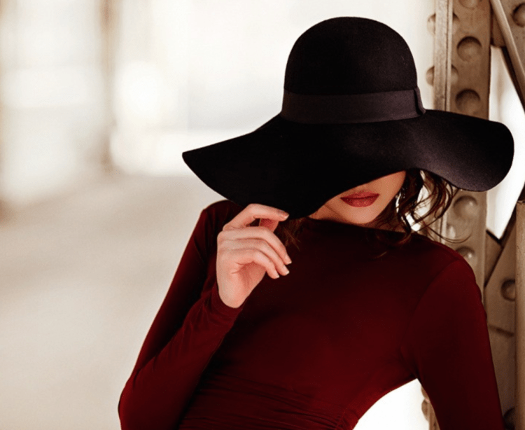 Девушка в шляпе со спины брюнетка2